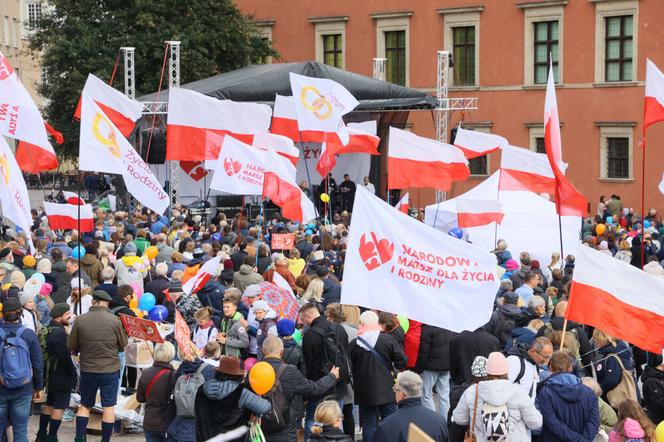 Ulicami Warszawy przeszedł Marsz dla Życia i Rodziny. Uczestnicy nieśli banery z napisem: "Mamo, pozwól mi żyć"