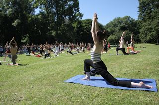 Grill, opalanie się, jazda na rowerze. Sprawdź, w których warszawskich parkach lepiej tego nie robić