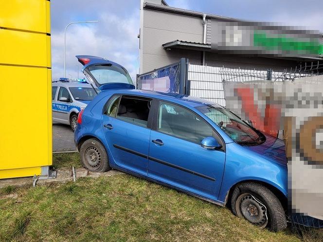 Ukradli volkswagena i wjechali w ogrodzenie