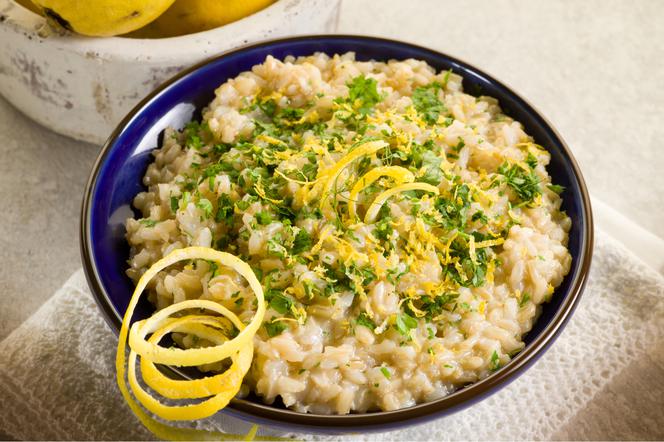Cytrynowy ryż po grecku: łatwy przepis na pyszny dodatek do obiadu