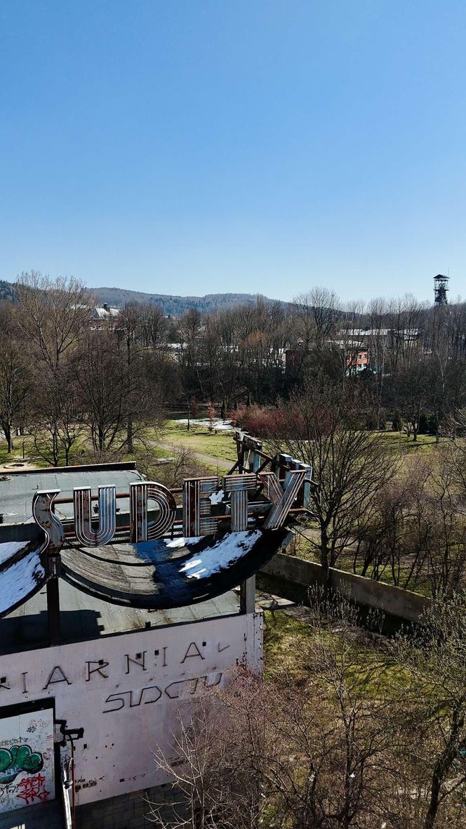 Kiedyś przyjeżdżali tu znani ludzie z całej Polski. Dziś, ogromny hotel z PRL-u stoi opuszczony w Wałbrzychu 