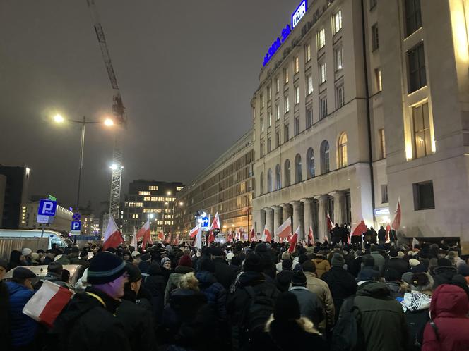 Przed siedzibą TVP odbył się protest. Uczestnicy skandowali "Wolne media!"