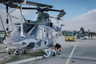 Czeski UH-1Y Venom i AH-1Z Viper podczas rozładunku