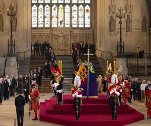 Incydent w Pałacu Westminsterskim. Mężczyzna podbiegł do trumny z ciałem królowej Elżbiety II [WIDEO]