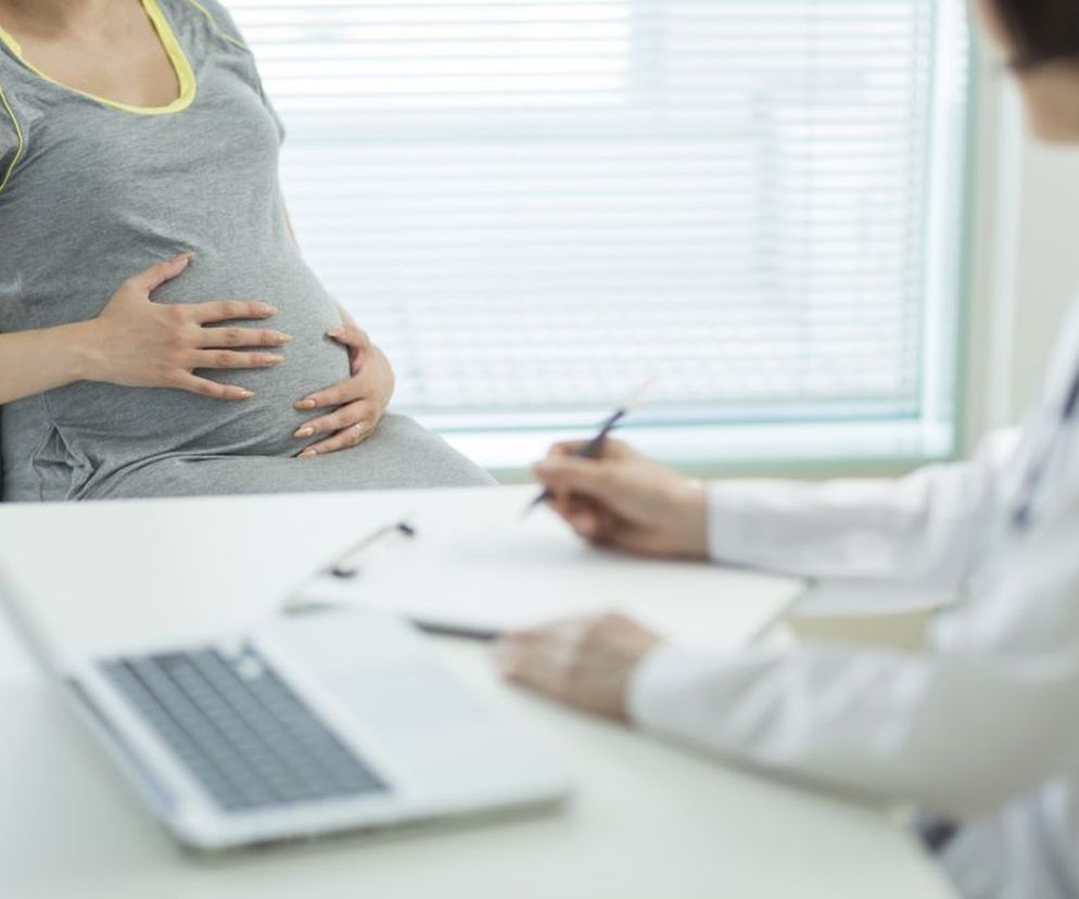 Cholestaza ciążowa  zaczyna się od uporczywego swędzenia stóp i rąk. Cholestaza ciążowa to rzadka, ale niebezpieczna dla płodu choroba wątroby.