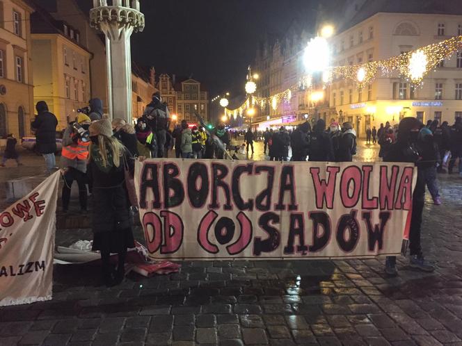 Strajk Kobiet we Wrocławiu. Przemarsz ulicami miasta i przepychanki z policją [ZDJĘCIA] 