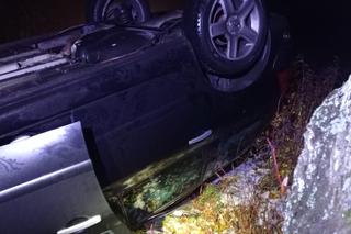 Kierowca jechał pod wpływem. Uderzył w drzewo i dachował