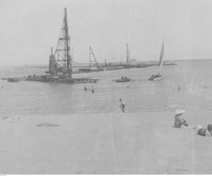 Fragment plaży przy porcie gdyńskim. Zdjęcie zostało zrobione w okresie 1923-1939