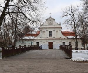 Kościół pw. św. Jana Nepomucena w Zwierzyńcu. Tak „kościół na wodzie” prezentuje się zimą