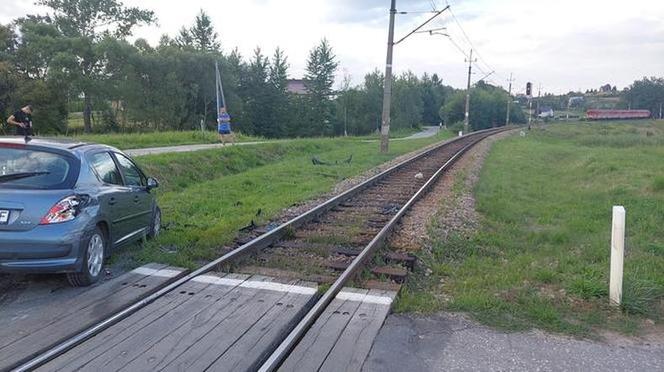 Groza na przejeździe kolejowym w Zborowicach! Auto uderzyło w nadjeżdżający pociąg