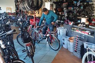 Biała Podlaska. Pan Marek naprawia stare rowery i oddaje je potrzebującym