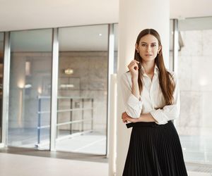 Wielki come back plisowanej spódnicy. Jesienią stanie się twoim biurowym uniformem