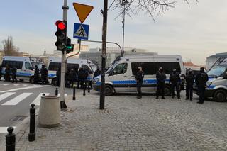 Strajk przedsiębiorców 10 kwietnia. Kordon policji wokół pomnika smoleńskiego. Paweł Tanajno zatrzymany [ZDJĘCIA]