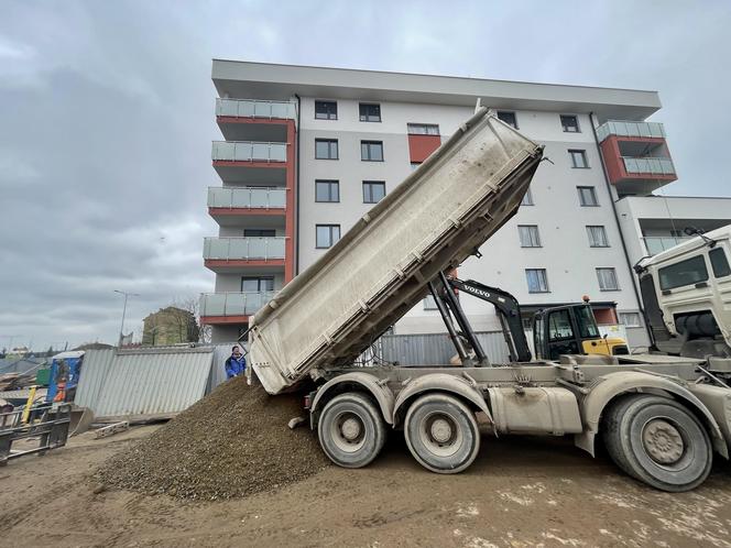 Blok przy Alei Świętego Jana Pawła II 28 prawie gotowy. Tak wygląda w środku