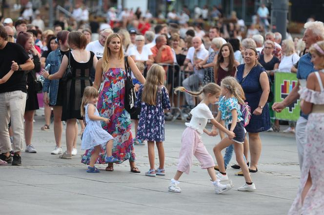 Potańcówki przed Teatrem Śląskim w Katowicach. "Roztańczony Wyspiański" porwał tłumy