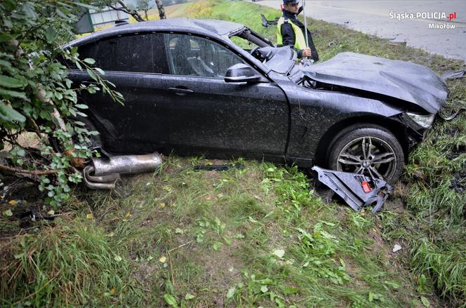 Śląskie: Groźny wypadek na DK81. Ojciec wiózł trójkę dzieci do szkoły. Samochód rozbił się na drzewie [ZDJĘCIA]