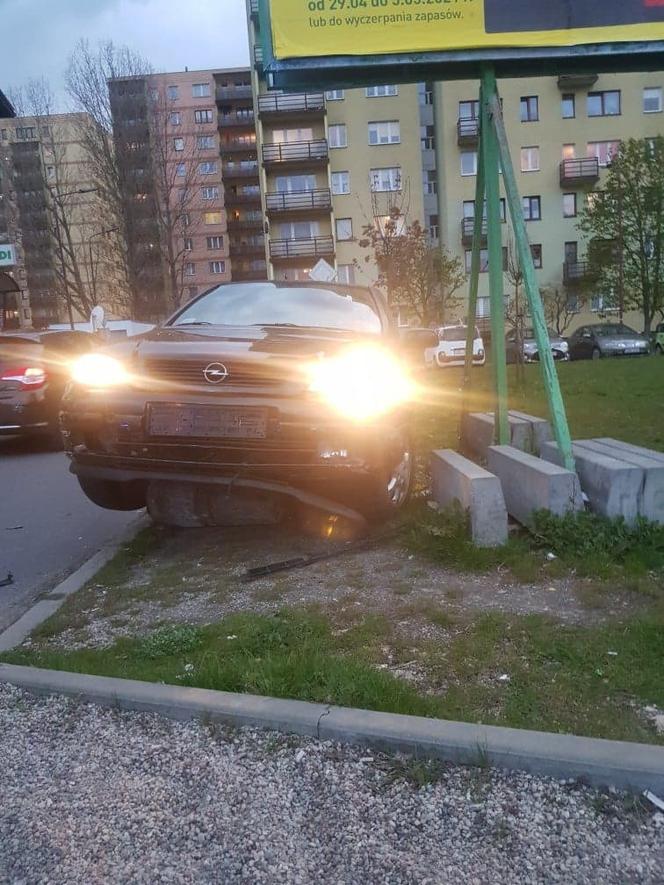 Staranował auto i betonowy słup na Dolnośląskim. Wysiadł z opla z piwem i zaczął uciekać! [FOTO]