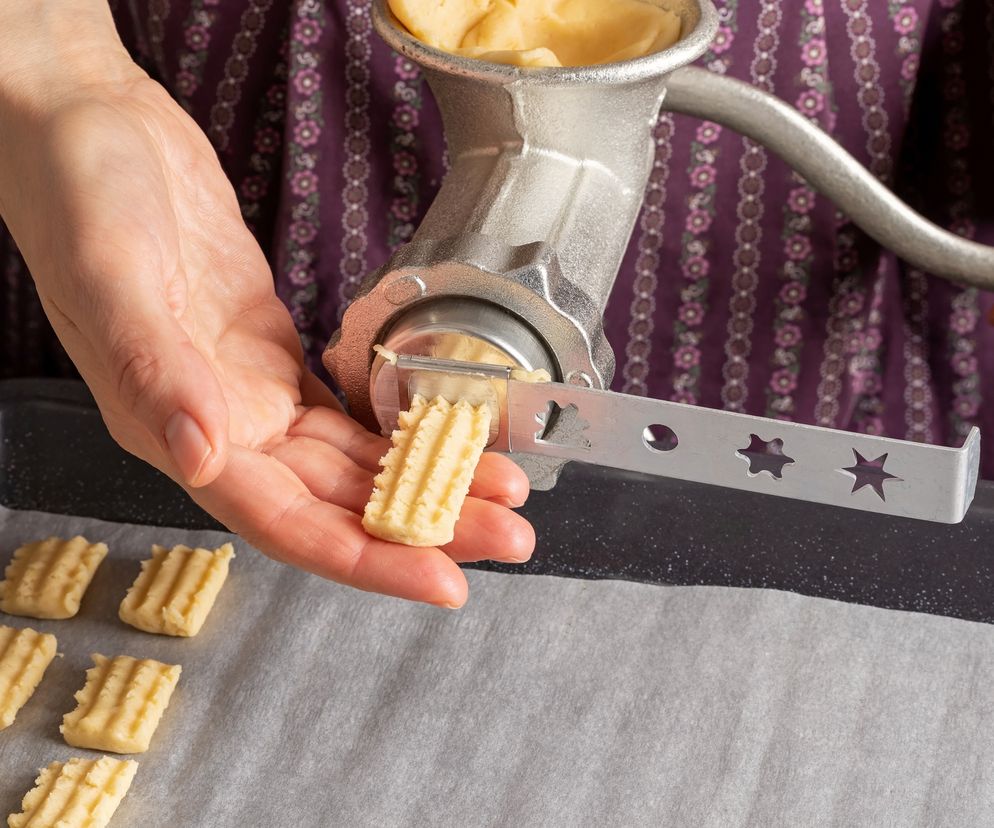 Kruche ciastka na smalcu: przepis na ciasteczka wyciskane przez maszynkę do mięsa