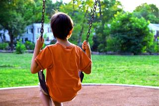 Niewidzialne dziecko cierpi w samotności. Co możemy zrobić, aby mu pomóc?