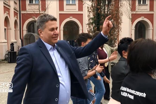 Prezydenci Wudarski i Solarski tańczyli do piosenki „Dancing Queen” [WIDEO]