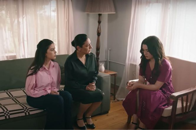 Zeynep oznajmi rodzinie, że jeszcze dzisiaj Alper przyjdzie się oświadczyć 