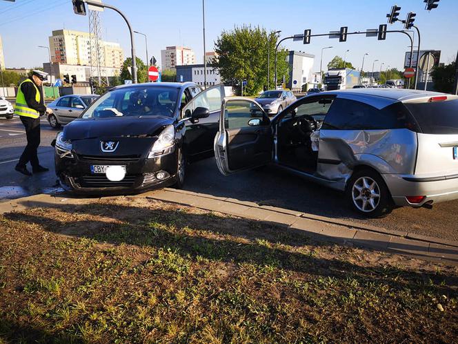 Wypadek z udziałem dwóch osobówek i autobusu w Bydgoszczy! [ZDJĘCIA]