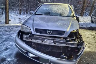 Zmiażdżone samochody po czołówce na śliskiej drodze. Są ranni