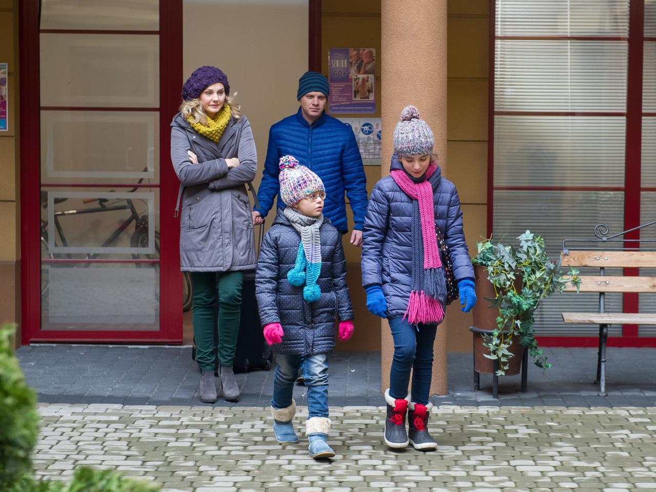Na Wspólnej odc. 2295. Tosia (Julia Lewenfisz-Górka), Ula (Ania Niedźwiecka), Zuza (Małgorzata Socha), Kamil (Kazimierz Mazur)