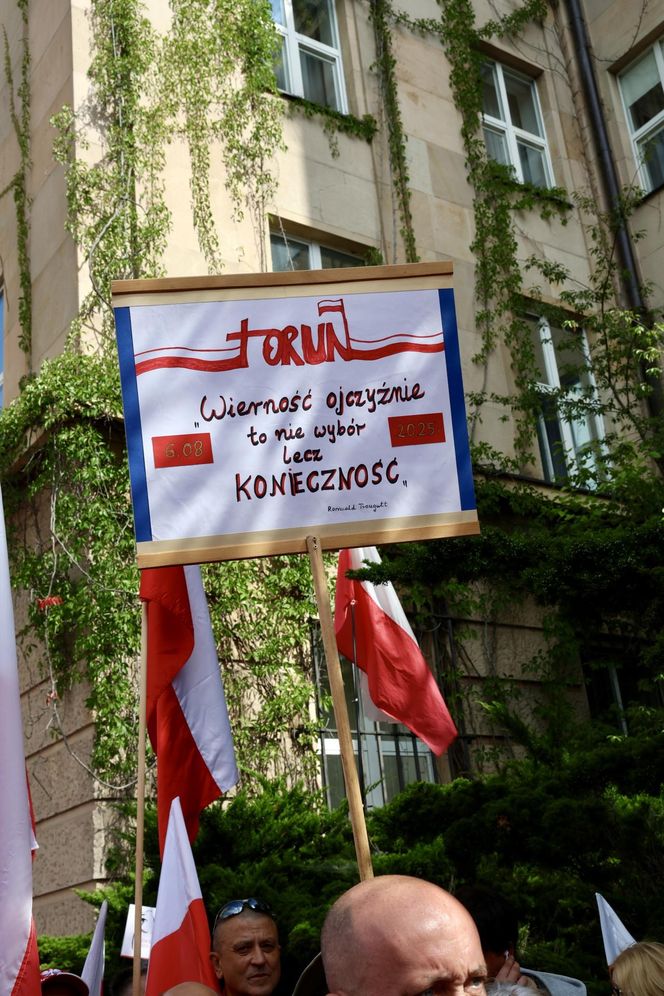 Banery na powitanie Nawrockiego 