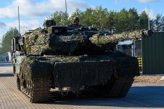 Manewry pancerne NATO na Łotwie. Polskie czołgi także tam są