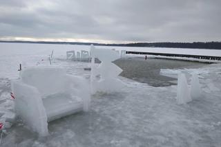 Niesamowite lodowe rzeźby nad jeziorem Niegocin. Wandale ZNISZCZYLI pracę giżyckich morsów [ZDJĘCIA]