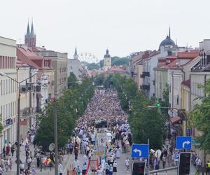 Boże Ciało 2024. Tłumy wiernych przeszły w procesji ulicami Białegostoku