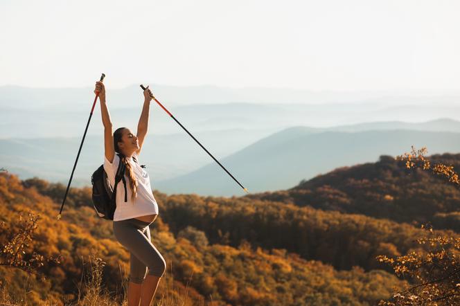 Nordic walking w ciąży: 5 powodów, dla których warto maszerować z kijkami