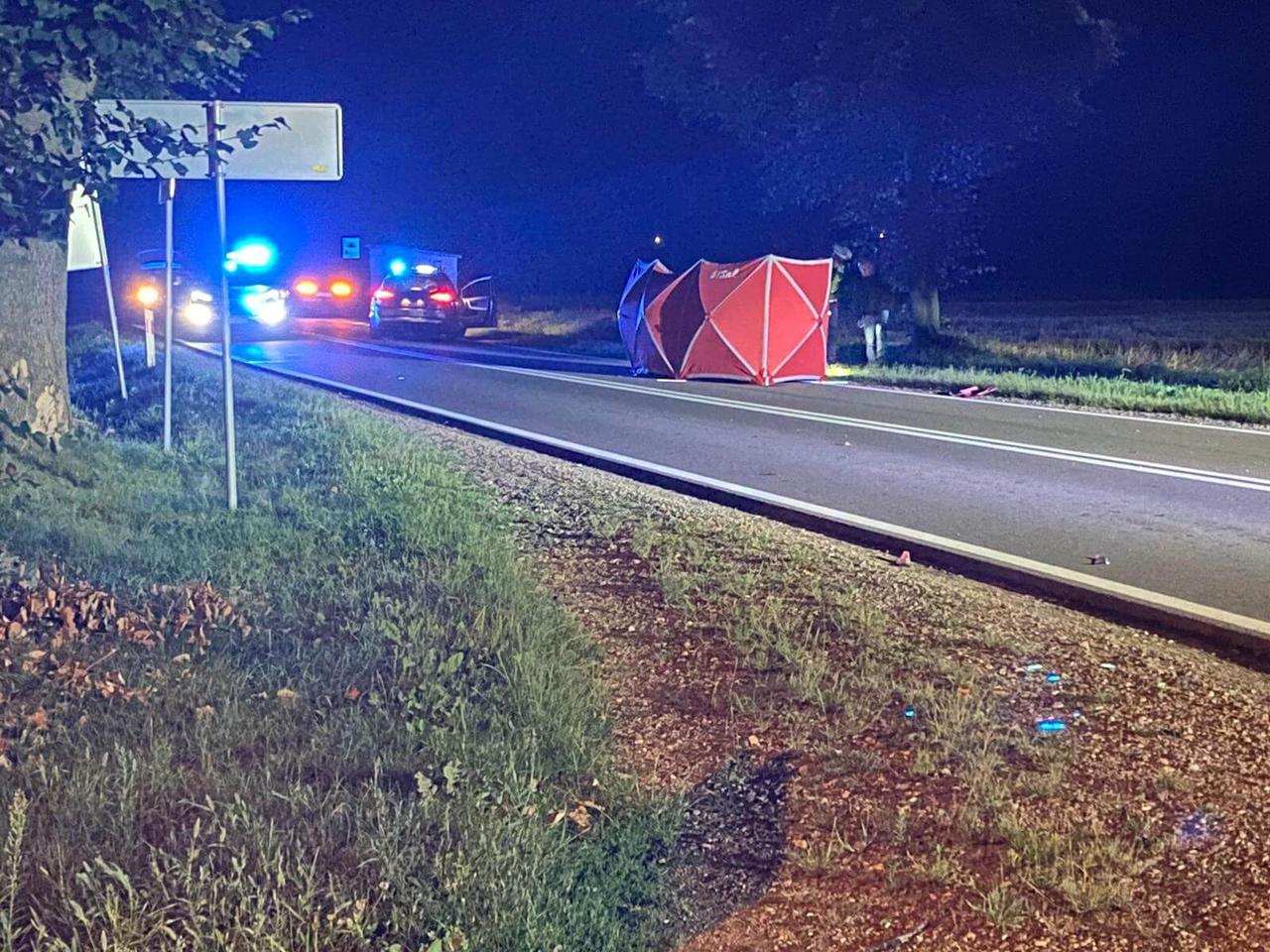 Rogienice Wielkie. Śmiertelny wypadek motorowerzysty na DK 63 [ZDJĘCIA]