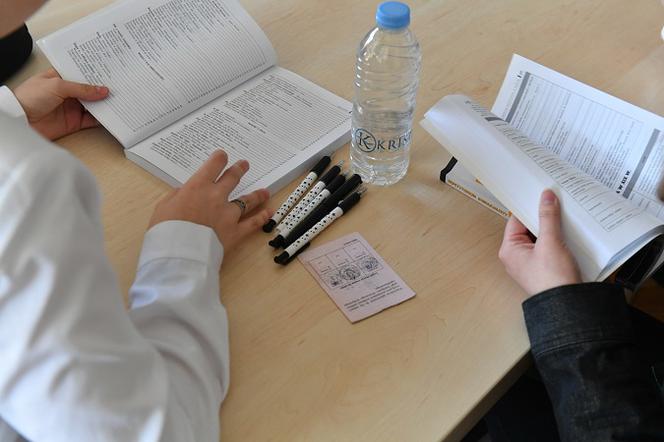 Egzamin gimnazjalny 2019 odwołany w trzech szkołach. Co z kolejnymi dniami egzaminu?