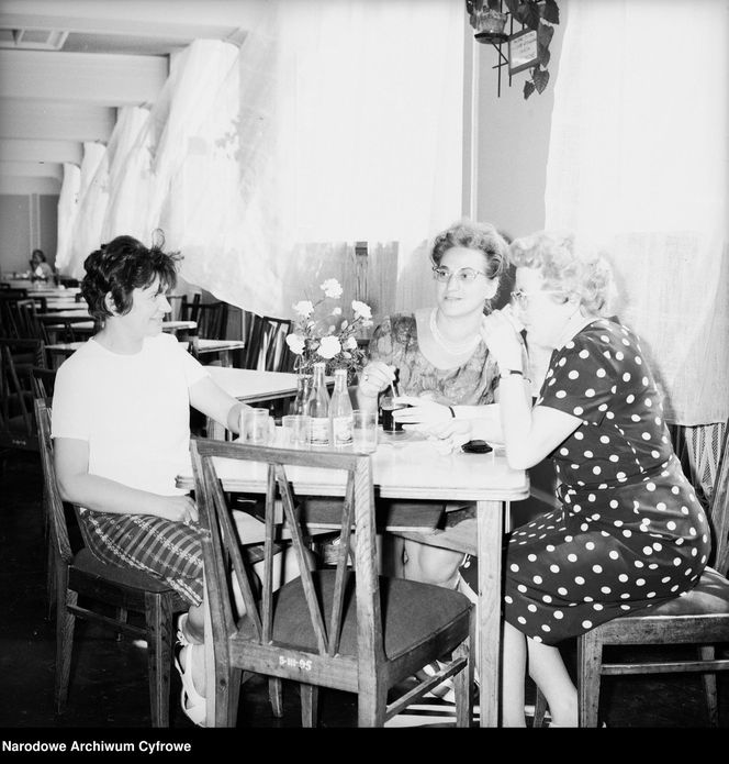 Fast food w PRL: bułka z pieczarkami i kiełbaska z wody