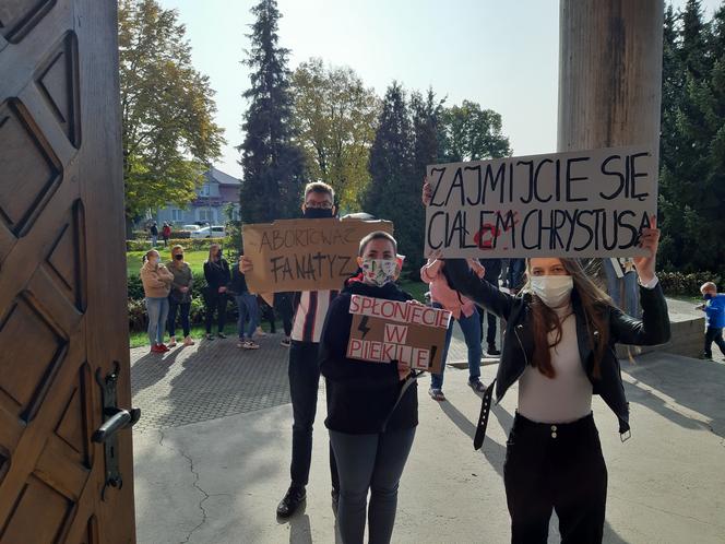 Protest pod kościołem św. Antoniego w Lesznie