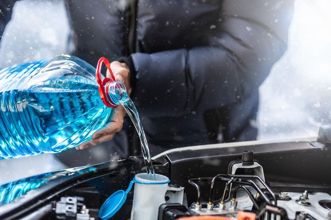 Wymieszaj z wodą i wlej zamiast płynu do spryskiwaczy. Skrobaczkę rzucisz w kąt. Sposób na zamarznięte szyby w aucie