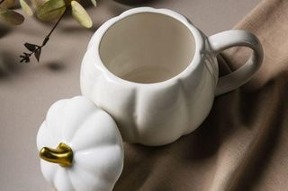 40 najpiękniejszych kubków na jesień. Przegląd oferty 2025 z sieciówek i nie tylko