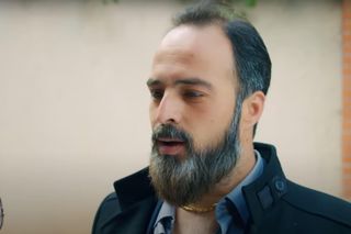 Porywacz Zeynep, Ragip, zjawi się w domu Bulenta i zagrozi, że wplącze Melis w przestępstwo.