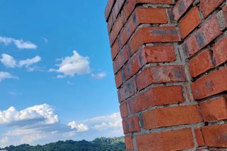 Przez to miasto Kujawsko-Pomorskiem nie da się przejść niezauważonym. Na turystów patrzy ponad 200 par kamiennych oczu. Wszędzie są twarze!