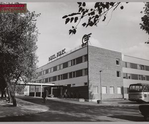 Wystawa Hotel Twoich Snów. Architektura hotelowa wielkomiejskiej Polski doby Gierka