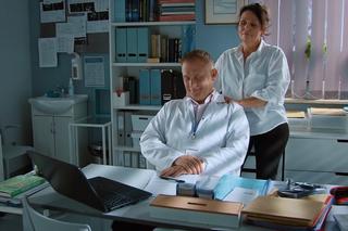 M jak miłość odc. 1698. Marysia (Małgorzata Pieńkowska), Artur Rogowski (Robert Moskwa)