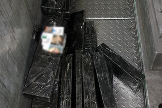 Kontrabanda ukryta była w podłodze lokomotywy. Znaleziono blisko 1000 paczek papierosów