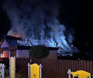 Radunica. Pożar budynku wielorodzinnego. 7 rodzin straciło dobytek życia i dach nad głową [ZDJĘCIA]