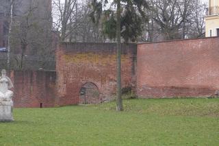 W Olsztynie były trzy bramy obronne. Z niektórych pozostały tylko ruiny