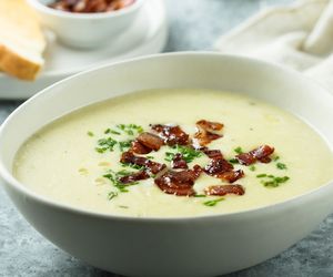 Zupa z pieczonych ziemniaków. Wędzony boczek i ser dodadzą jej wyrazistości