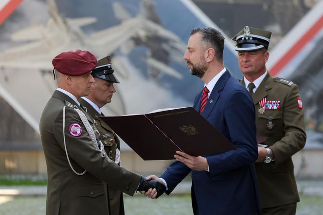 Szef MON wręczył odznaczenia żołnierzom