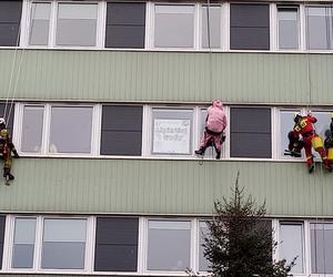 Przebrani za bohaterów bajek myli okna i rozweselali małych pacjentów. Akcja Alpiniści dla WOŚP znów w Mazowieckim Szpitalu Specjalistycznym na Józefowie 