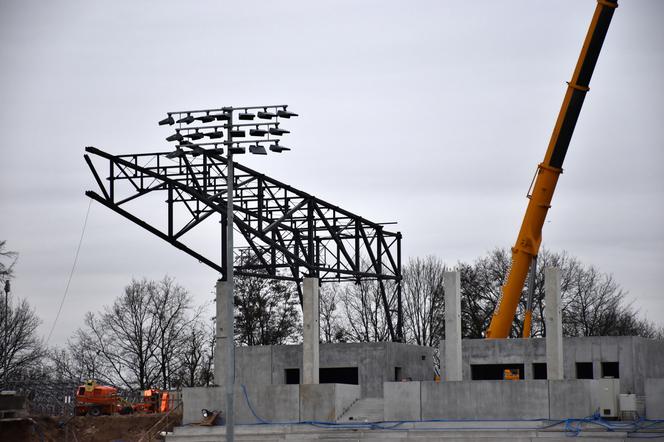 Pierwsze elementy dachu na stadionie w Szczecinie